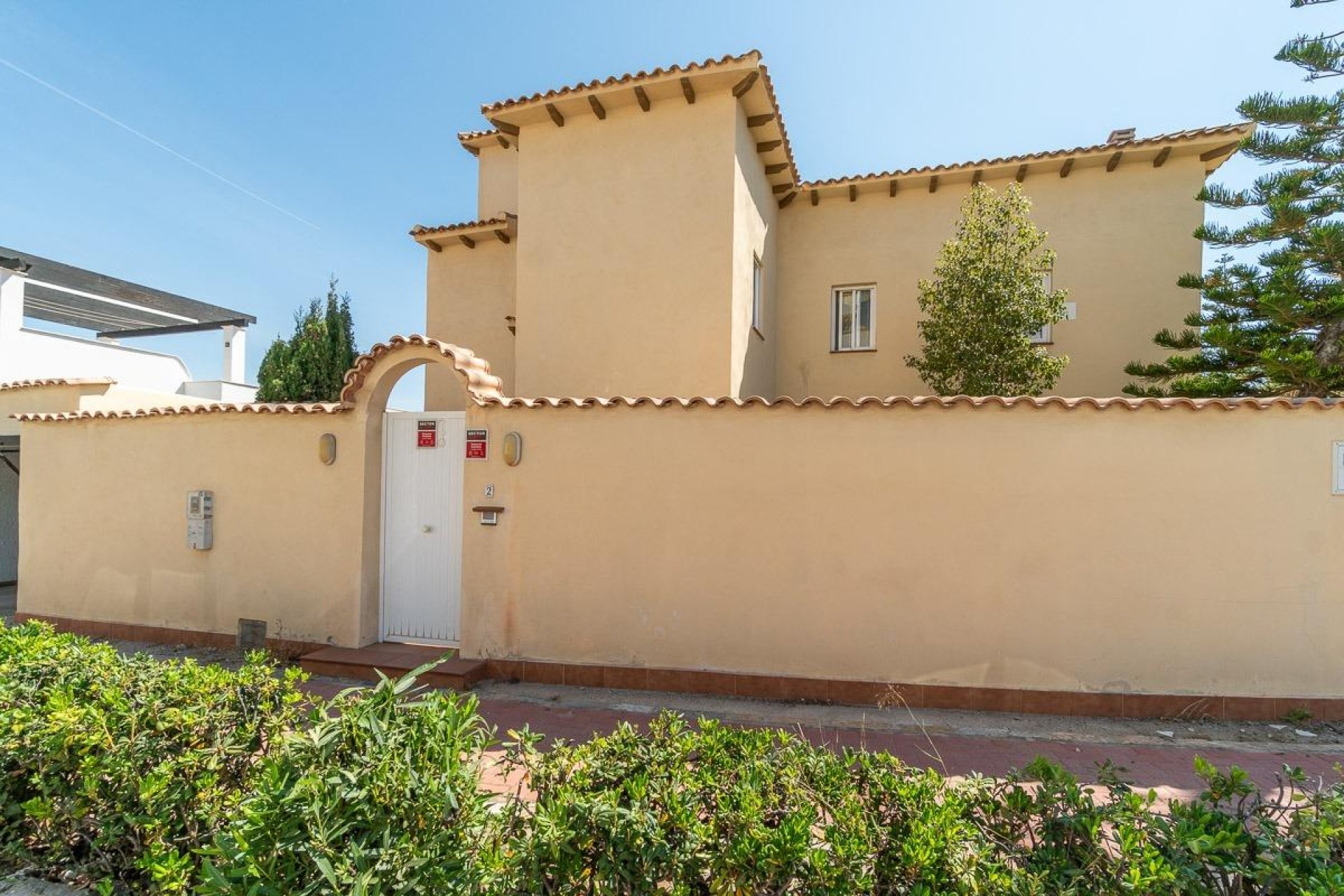Resale - Villa * - Torrevieja * - La Mata *