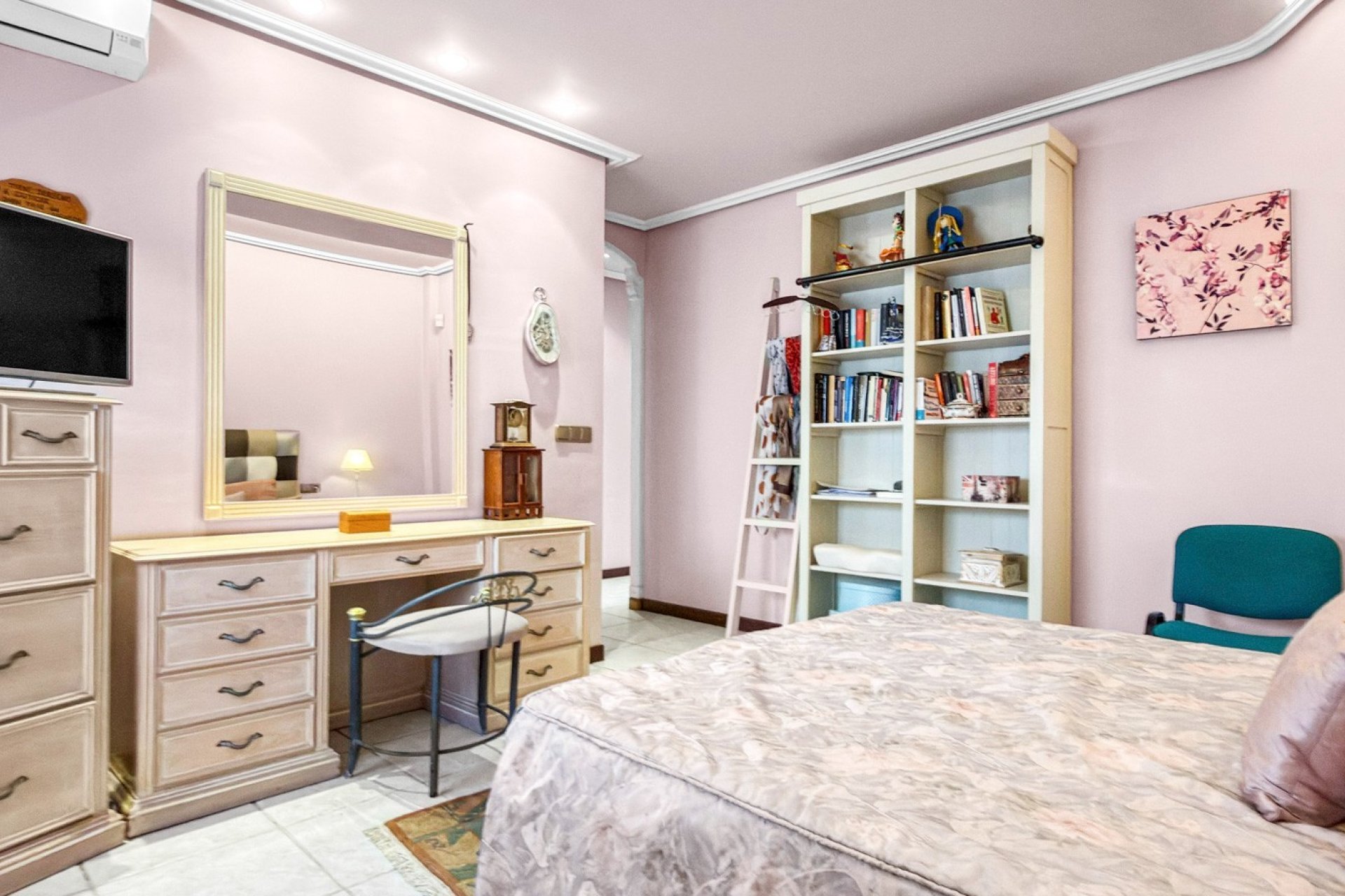 Resale - Villa * - Torrevieja * - La Mata *