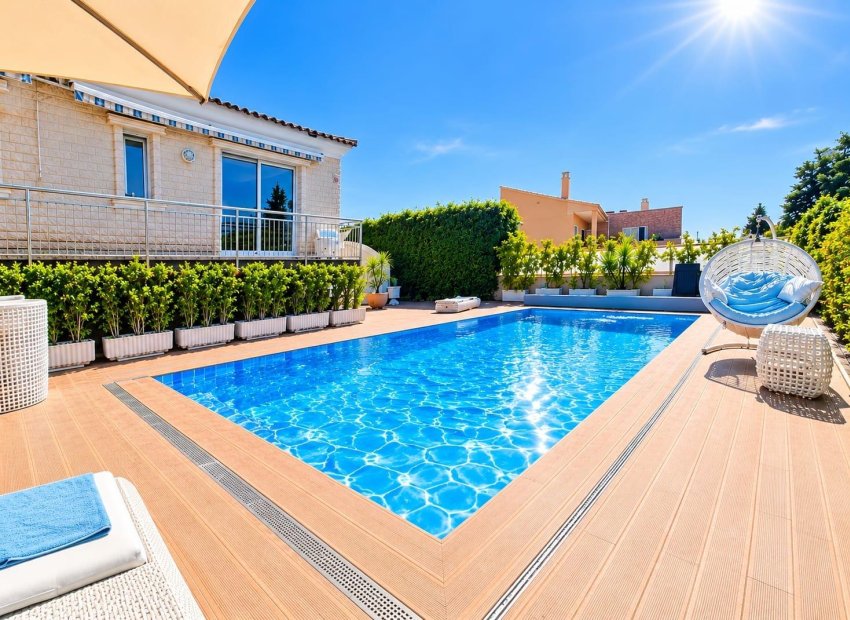 Resale - Villa * - Torrevieja * - La Mata *