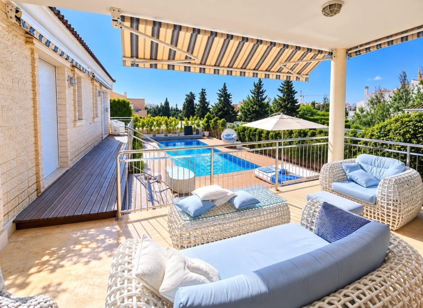 Resale - Villa * - Torrevieja * - La Mata *