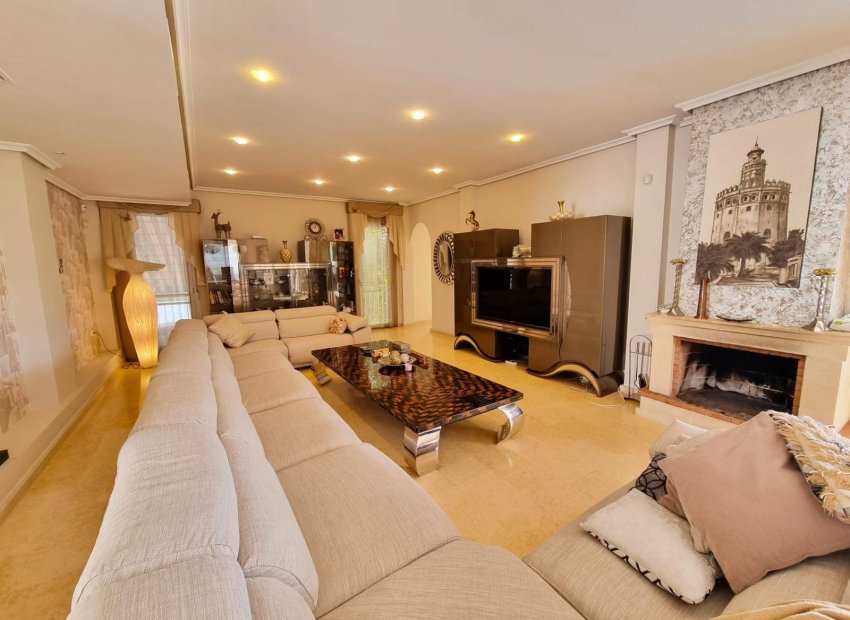 Resale - Villa * - Torrevieja * - La Mata *