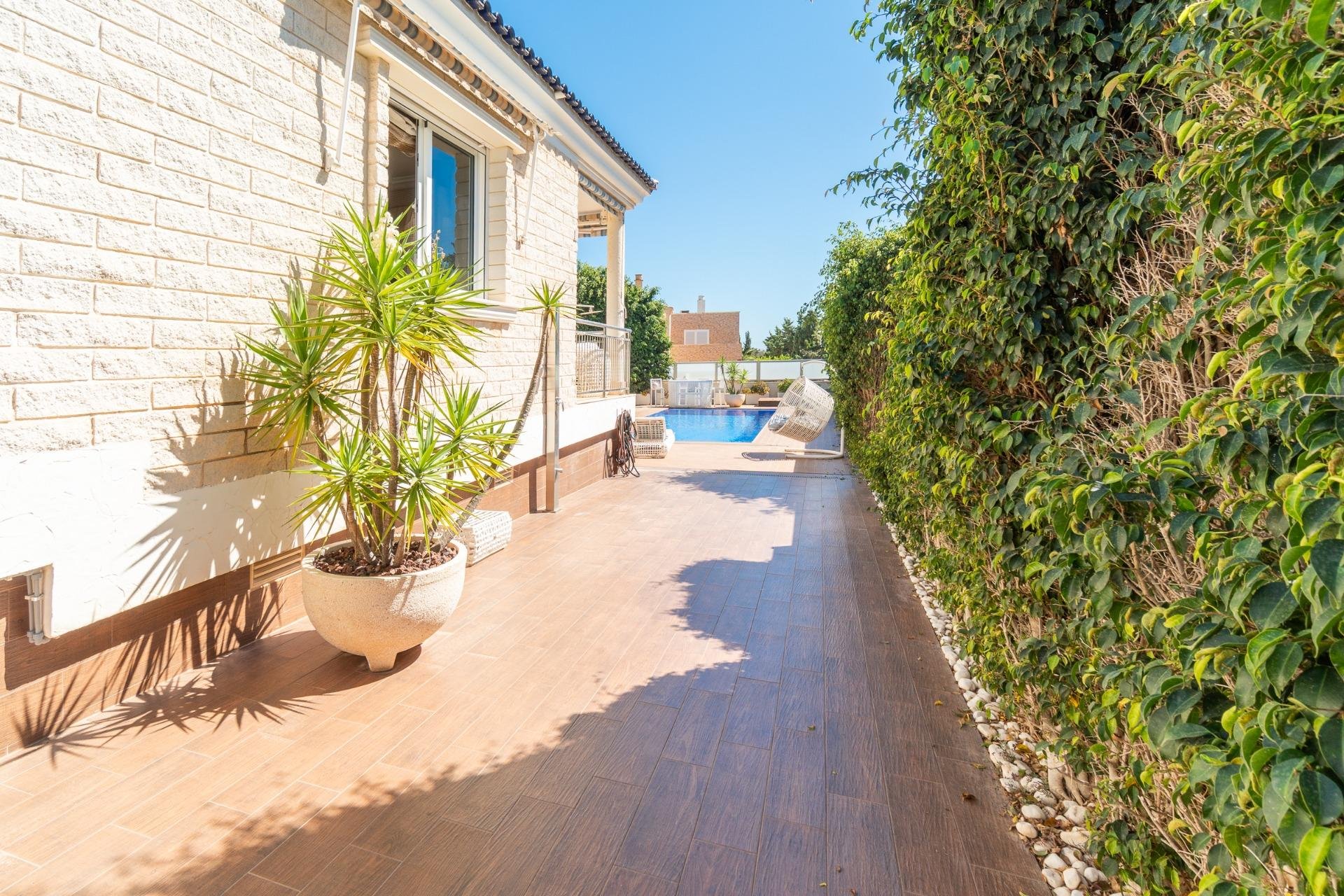 Resale - Villa * - Torrevieja * - La Mata *