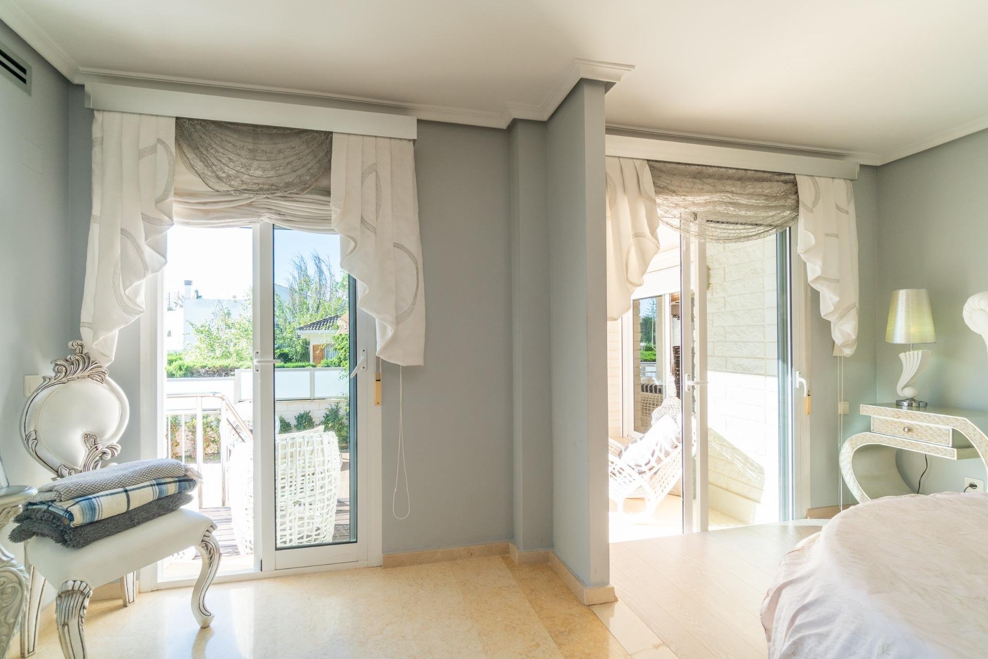 Resale - Villa * - Torrevieja * - La Mata *