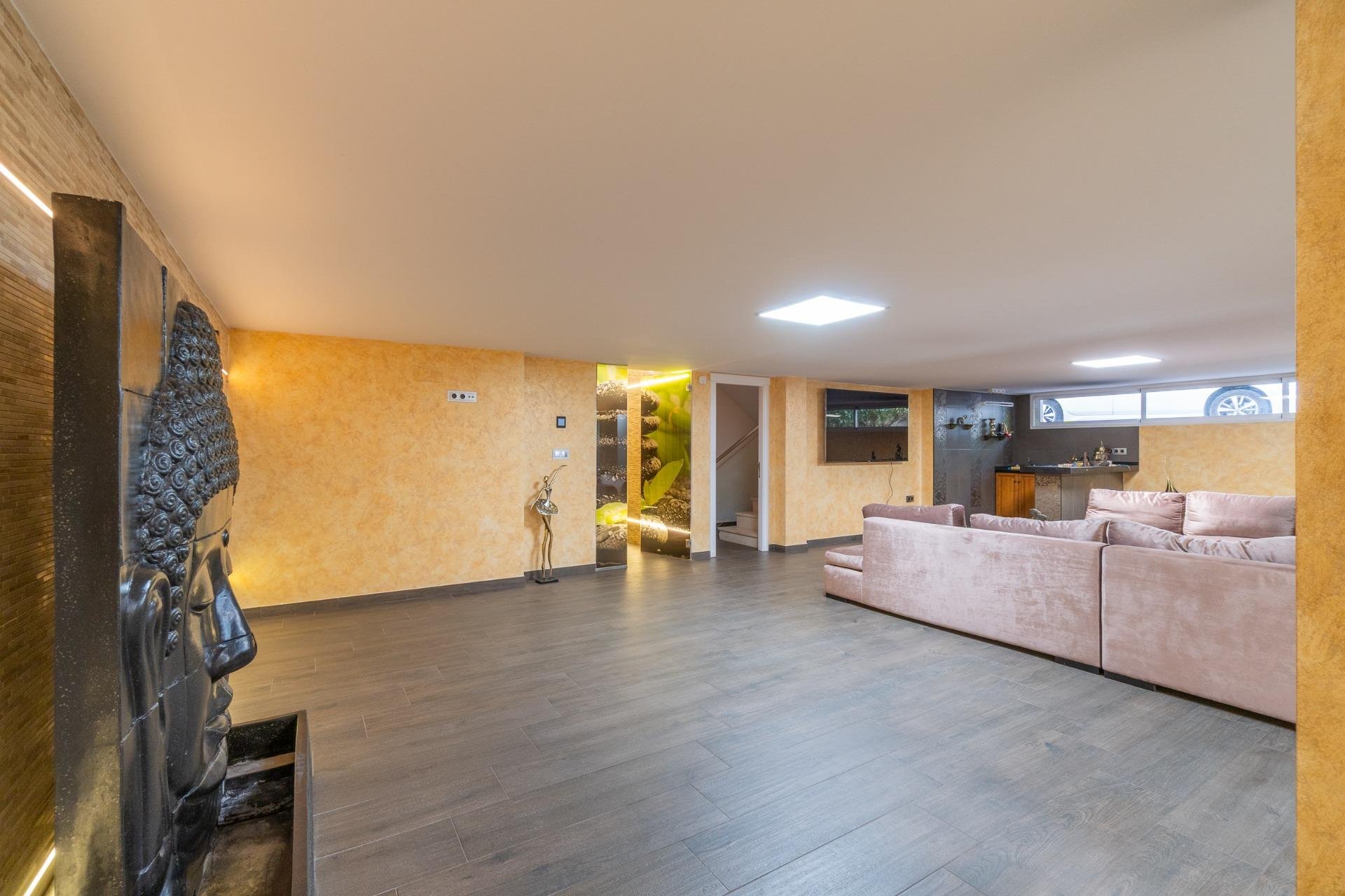 Resale - Villa * - Torrevieja * - La Mata *