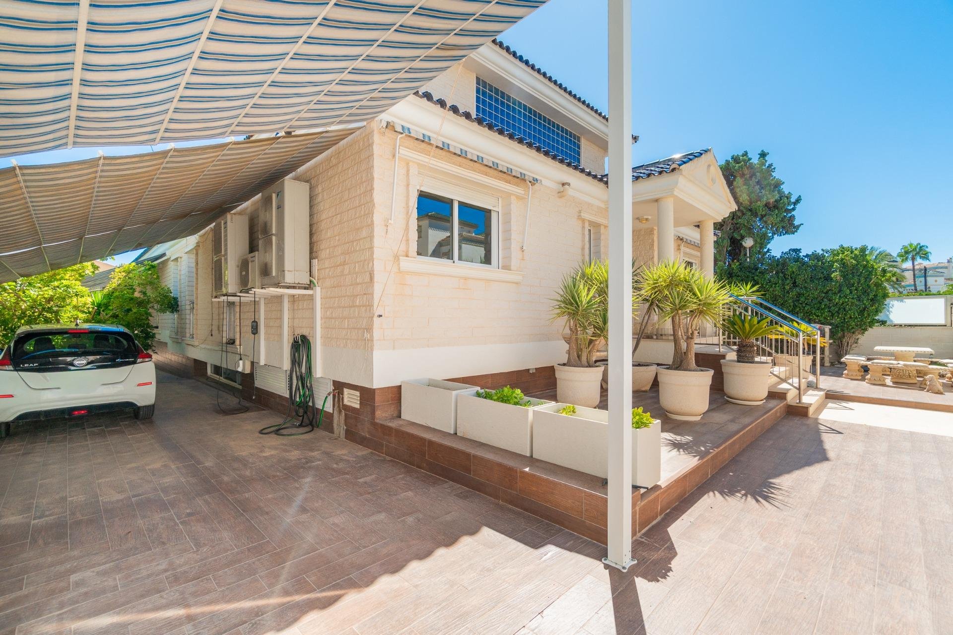 Resale - Villa * - Torrevieja * - La Mata *