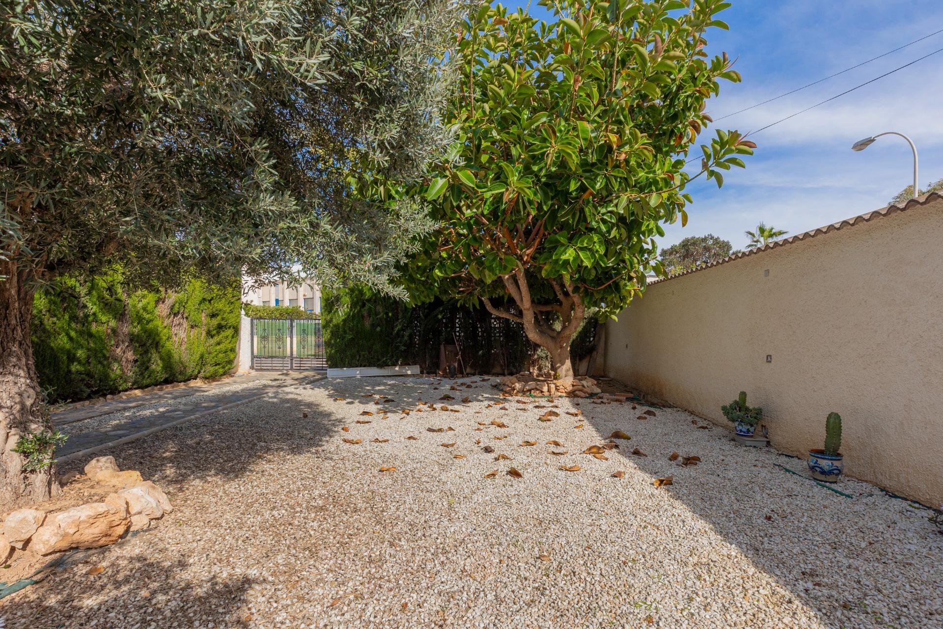 Resale - Villa * - Torrevieja * - La Siesta *