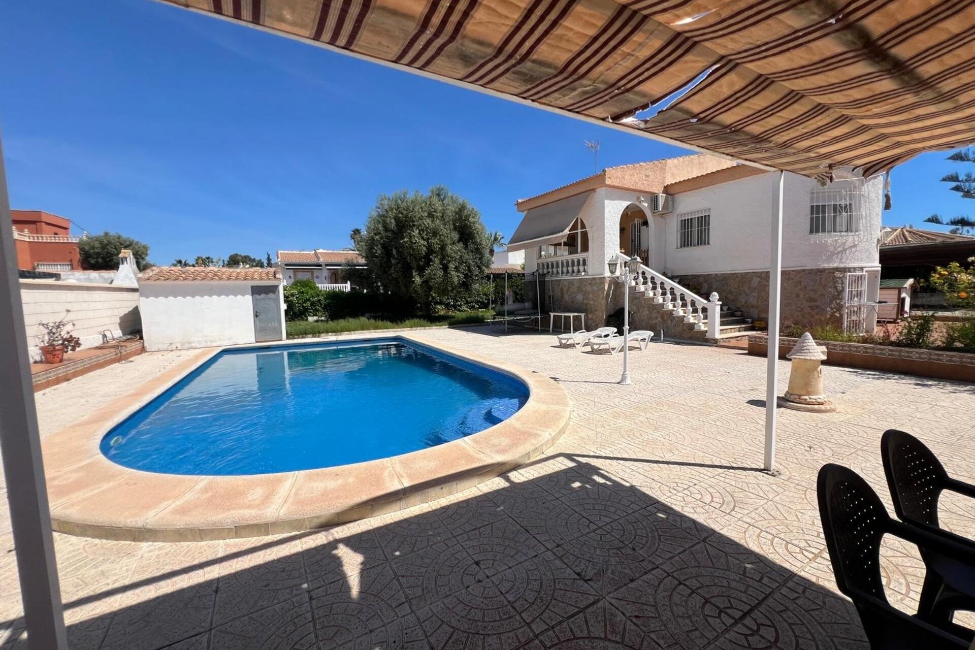 Resale - Villa * - Torrevieja * - La Siesta *
