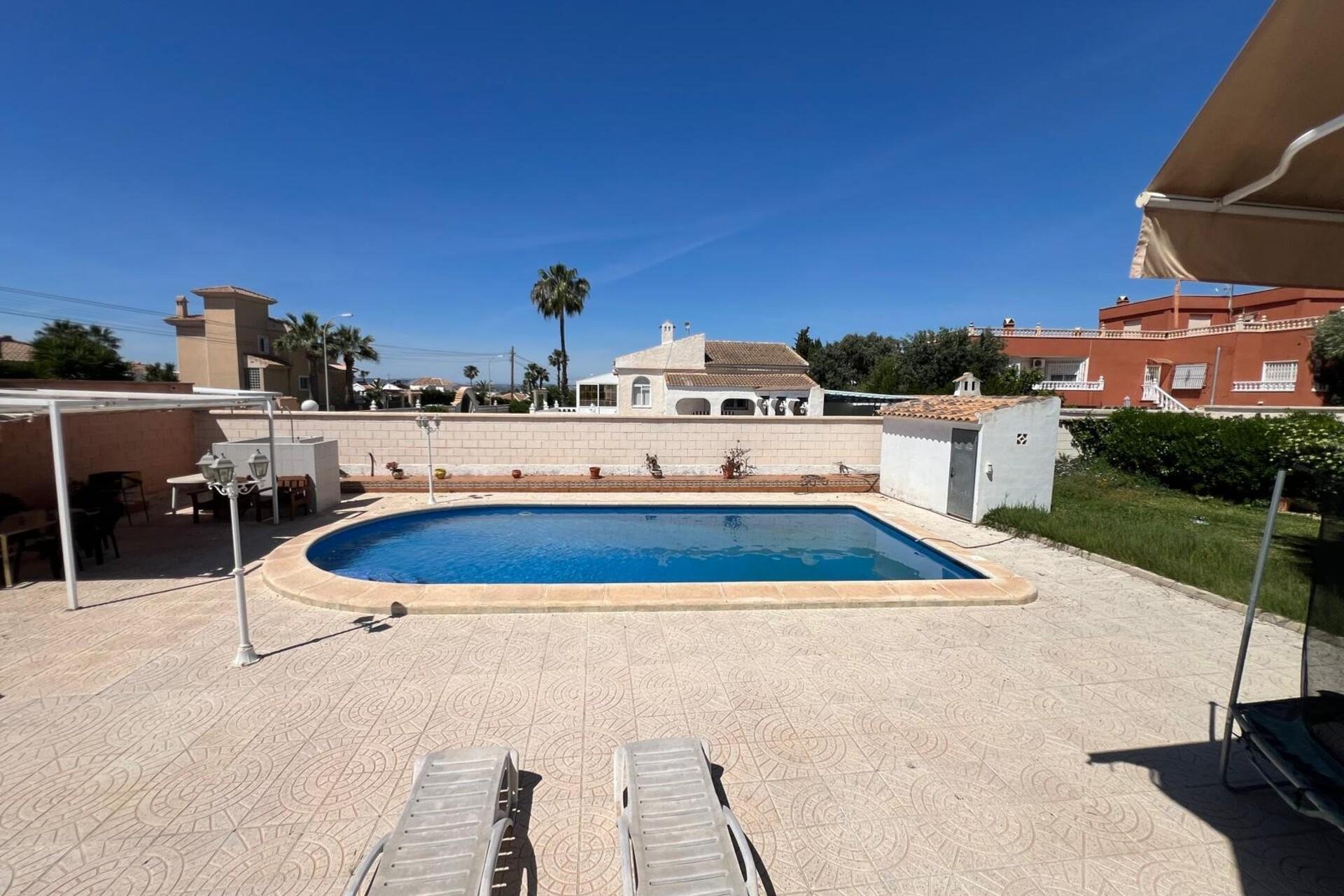 Resale - Villa * - Torrevieja * - La Siesta *