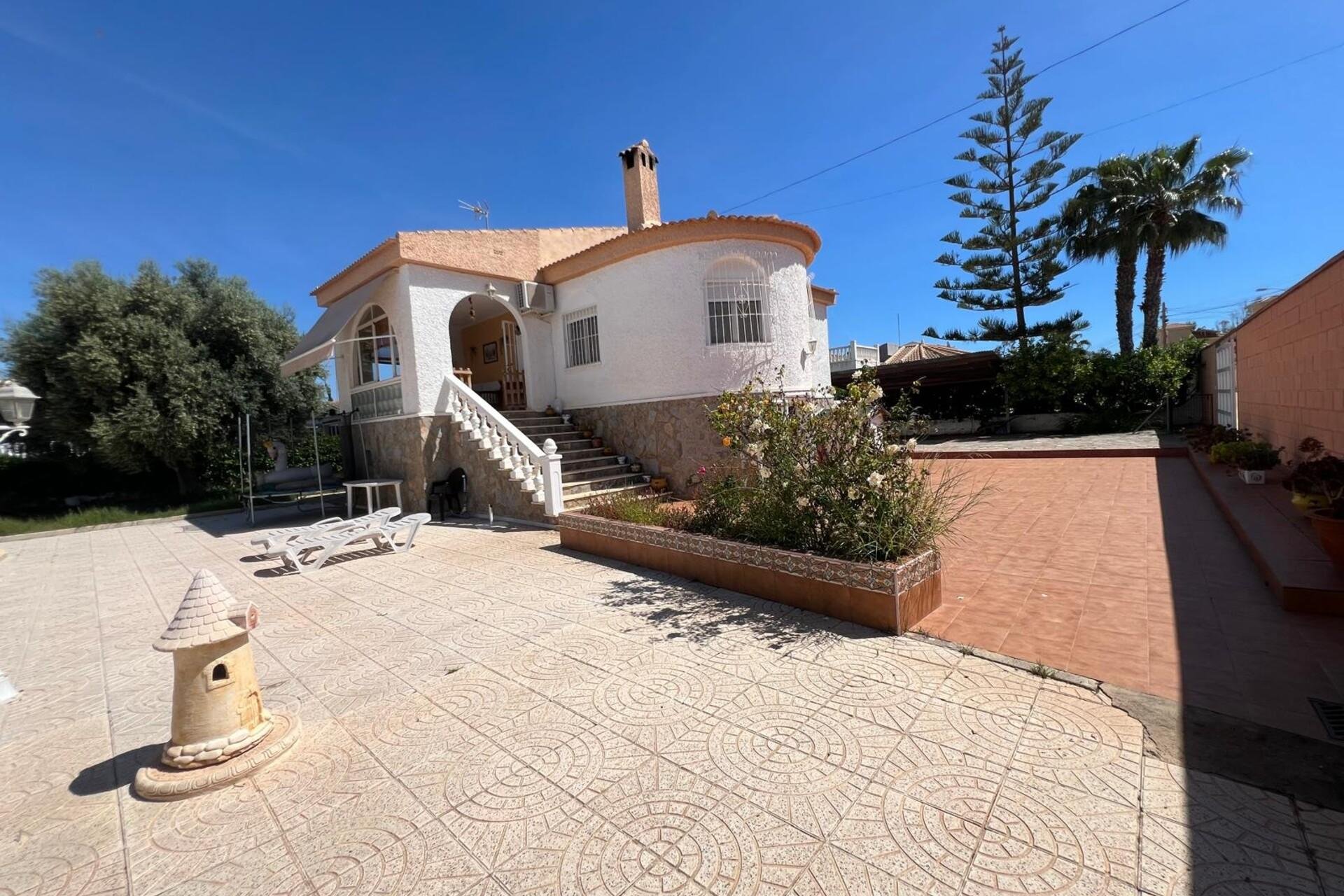 Resale - Villa * - Torrevieja * - La Siesta *