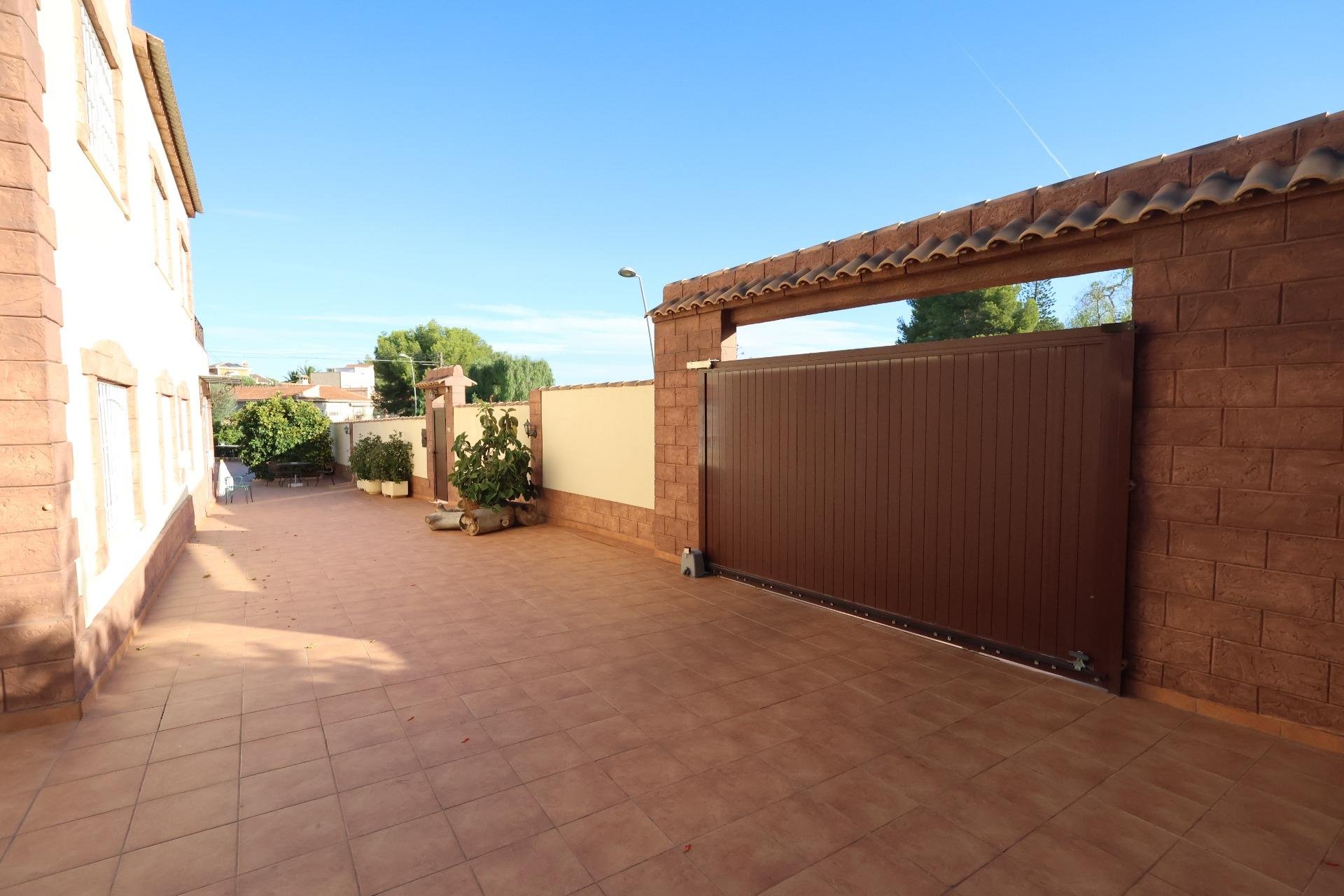 Resale - Villa * - Torrevieja - Los Balcones *