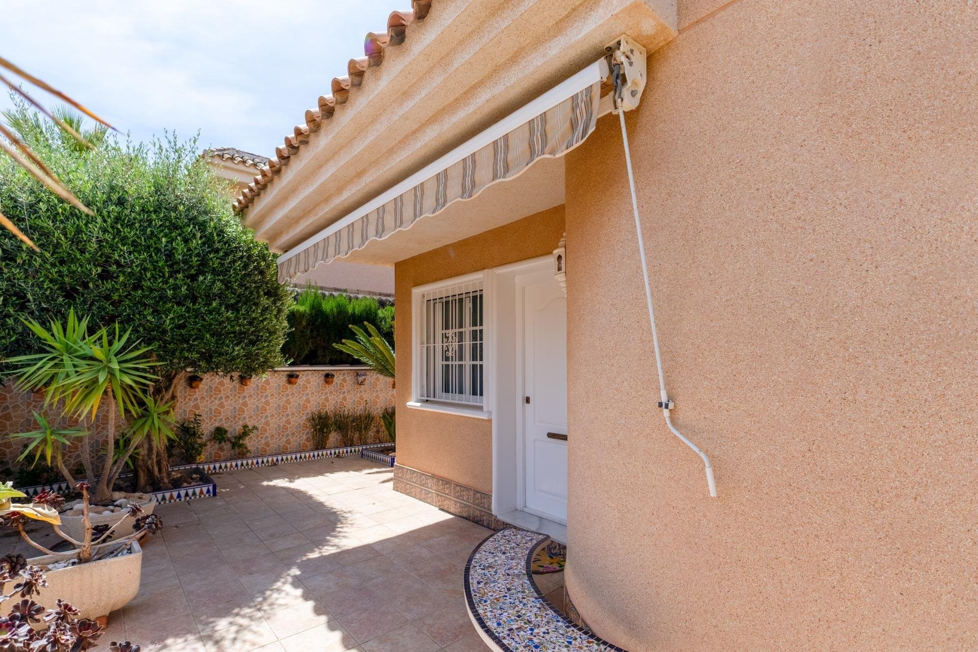 Resale - Villa * - Torrevieja * - Los Balcones *