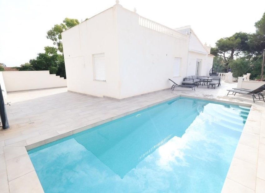 Resale - Villa * - Torrevieja * - Los Balcones *