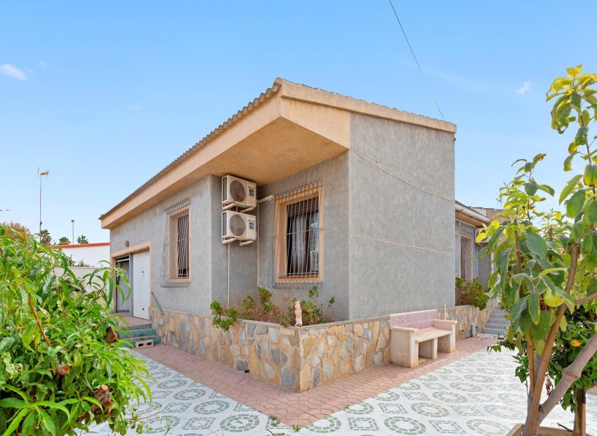 Resale - Villa - Torrevieja - Nueva Torrevieja