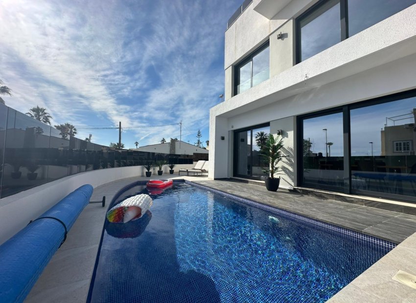 Resale - Villa * - Torrevieja * - Torreblanca *