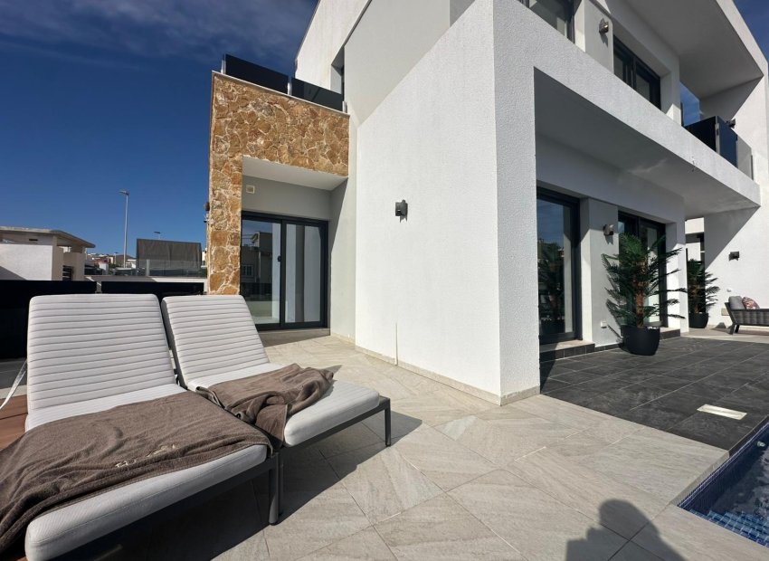 Resale - Villa * - Torrevieja * - Torreblanca *