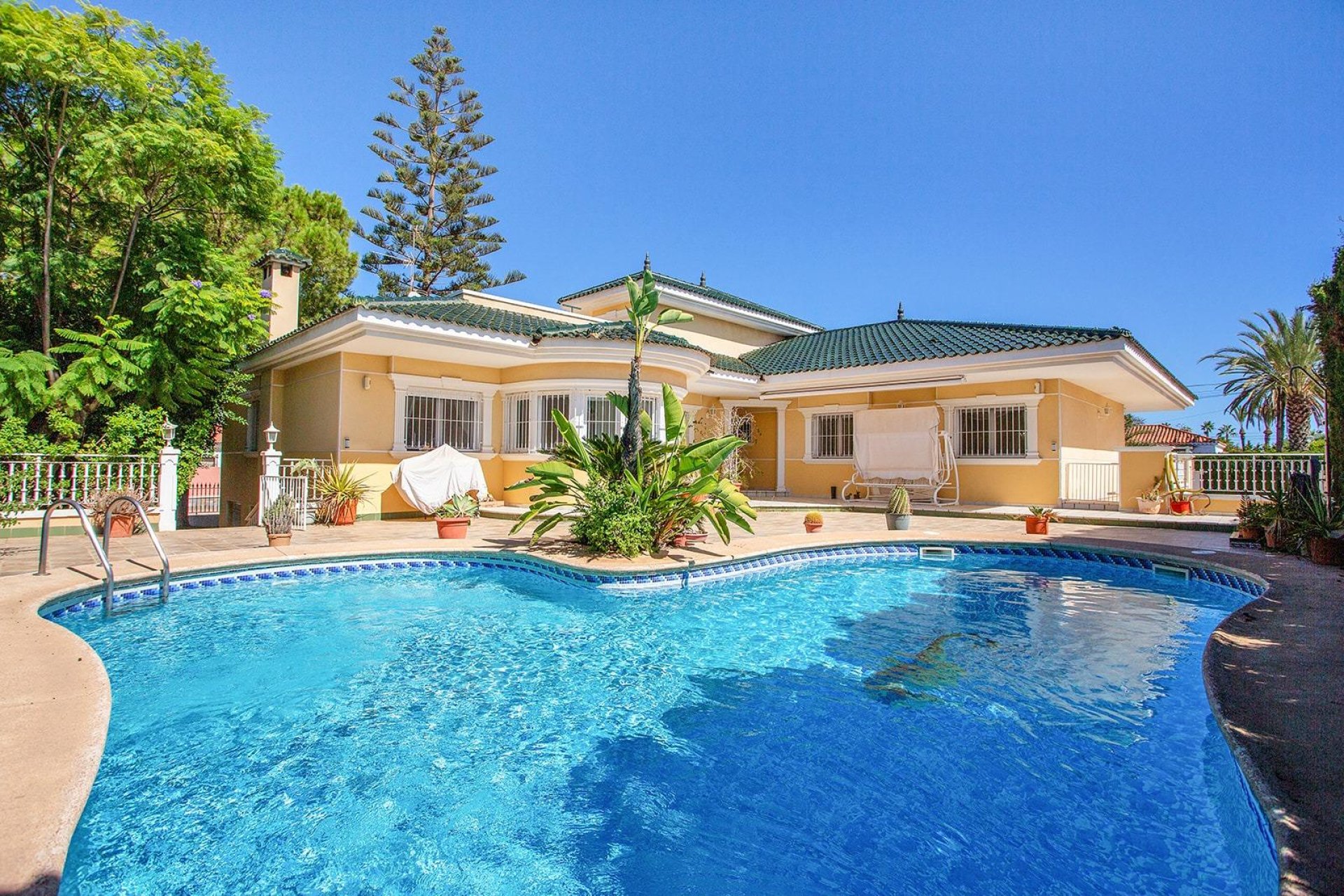 Resale - Villa * - Torrevieja - Torretas *