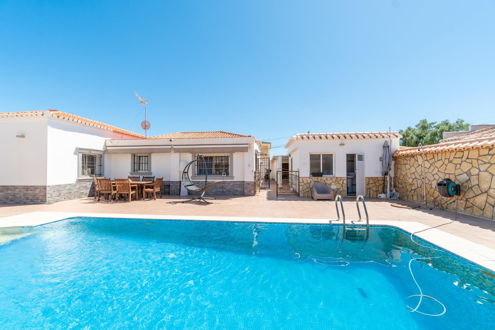 Resale - Villa * - Torrevieja * - Torretas *