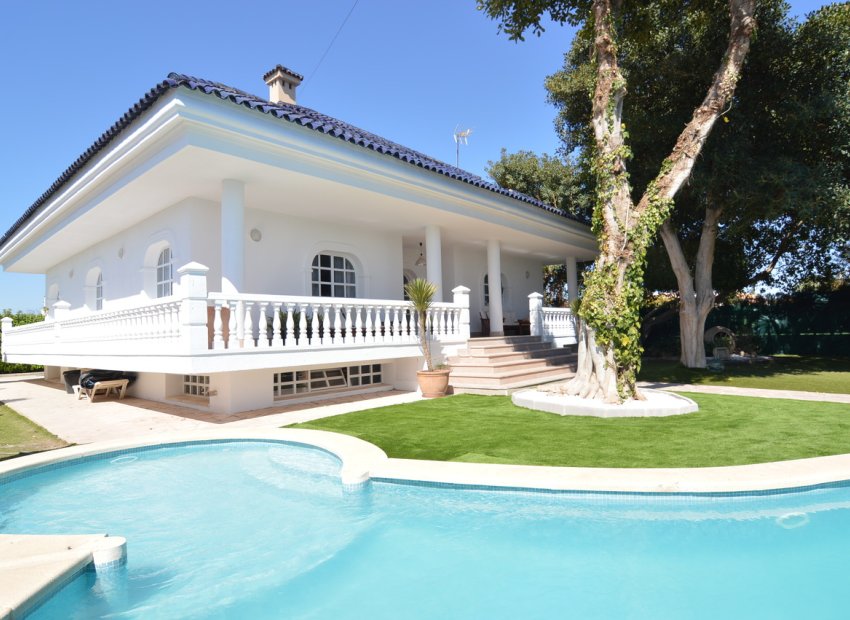 Resale - Villa - Torrevieja