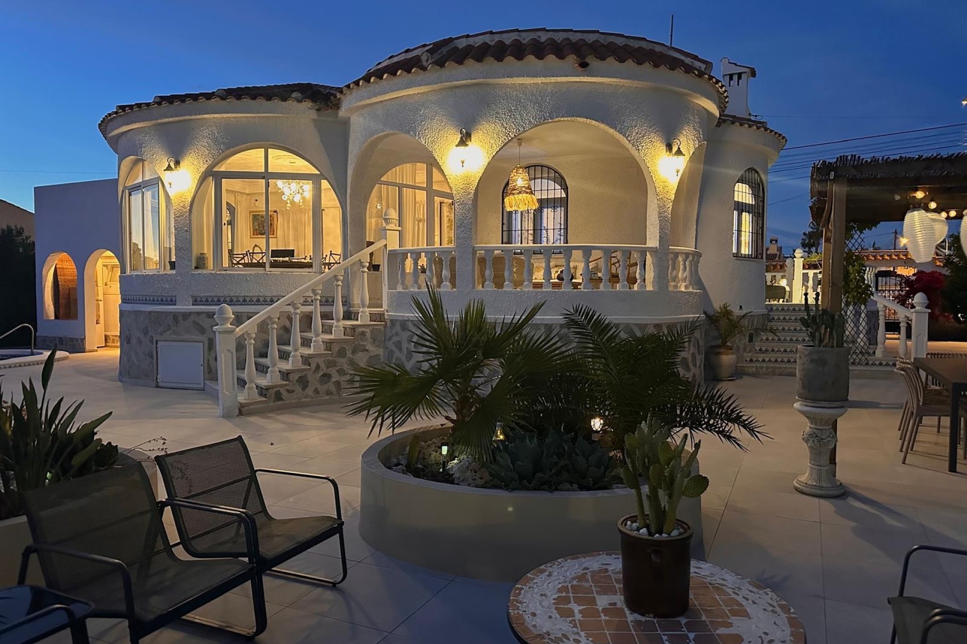 Resale - Villa * - Torrevieja *
