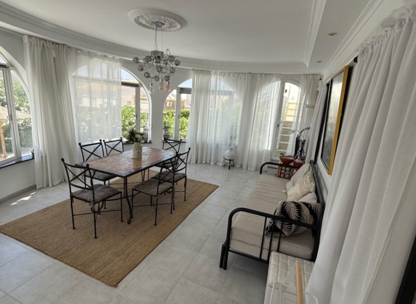 Resale - Villa * - Torrevieja *