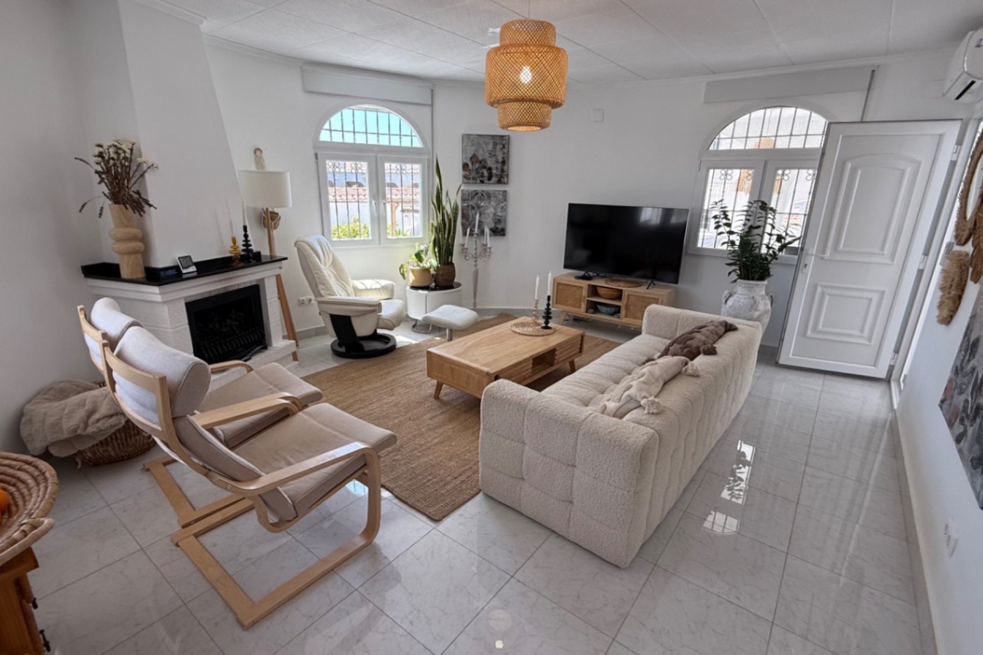 Resale - Villa * - Torrevieja *
