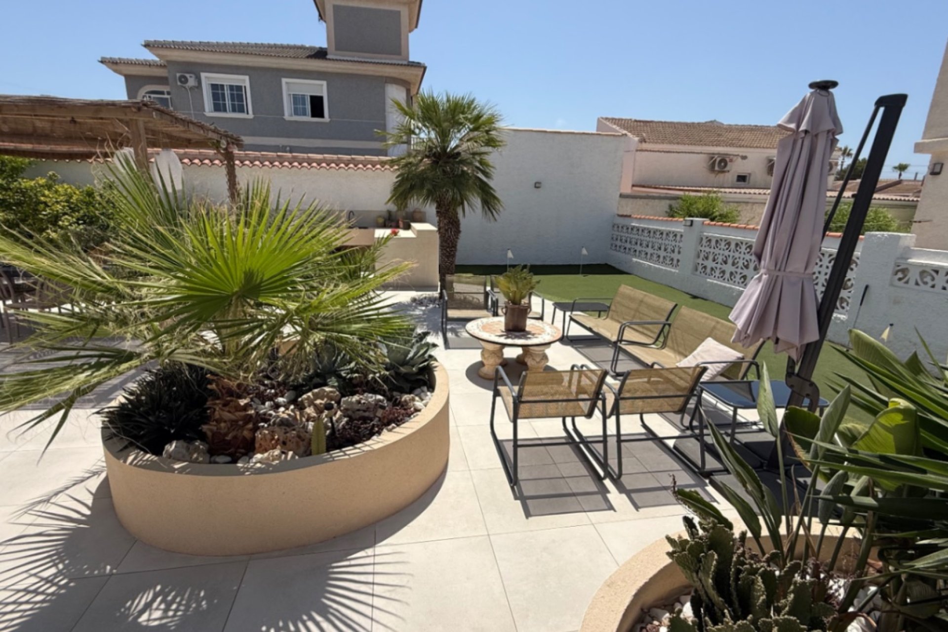 Resale - Villa * - Torrevieja *
