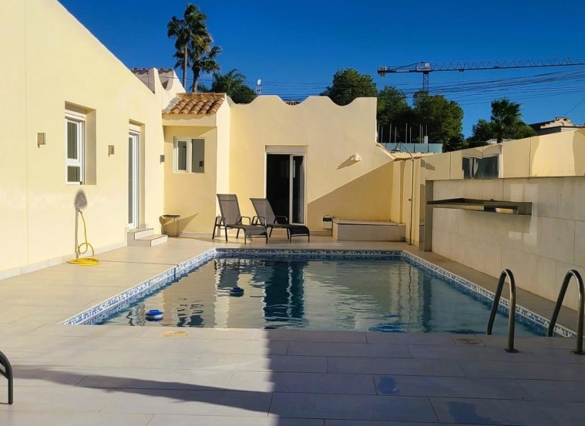 Resale - Villa * - Torrevieja *