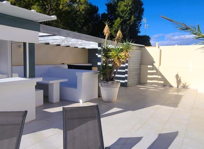 Resale - Villa * - Torrevieja *
