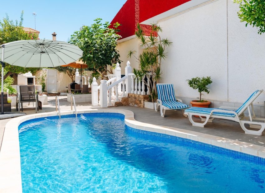Resale - Villa * - Torrevieja *