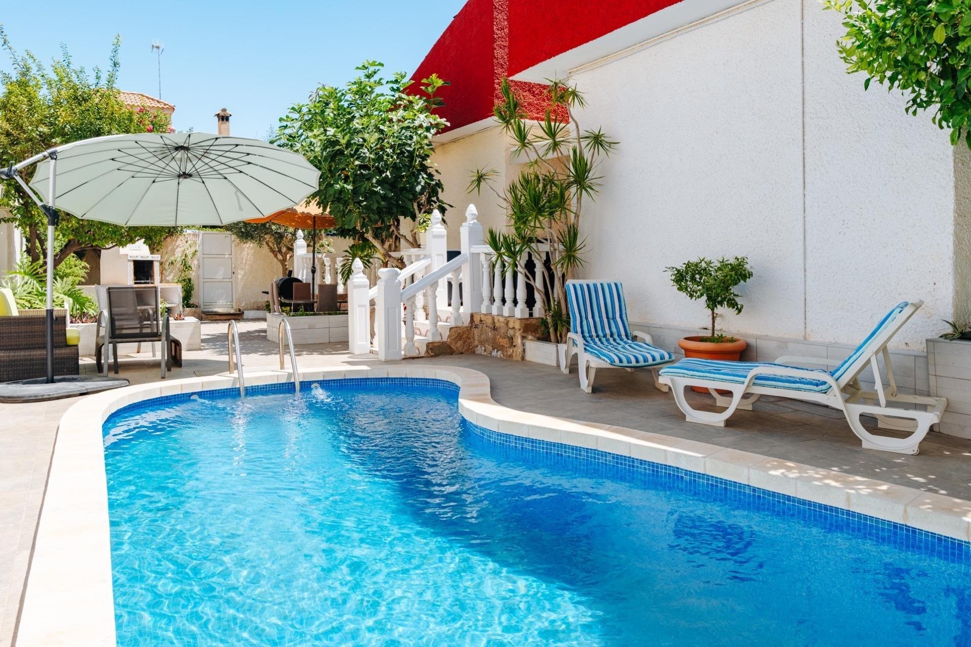 Resale - Villa * - Torrevieja *