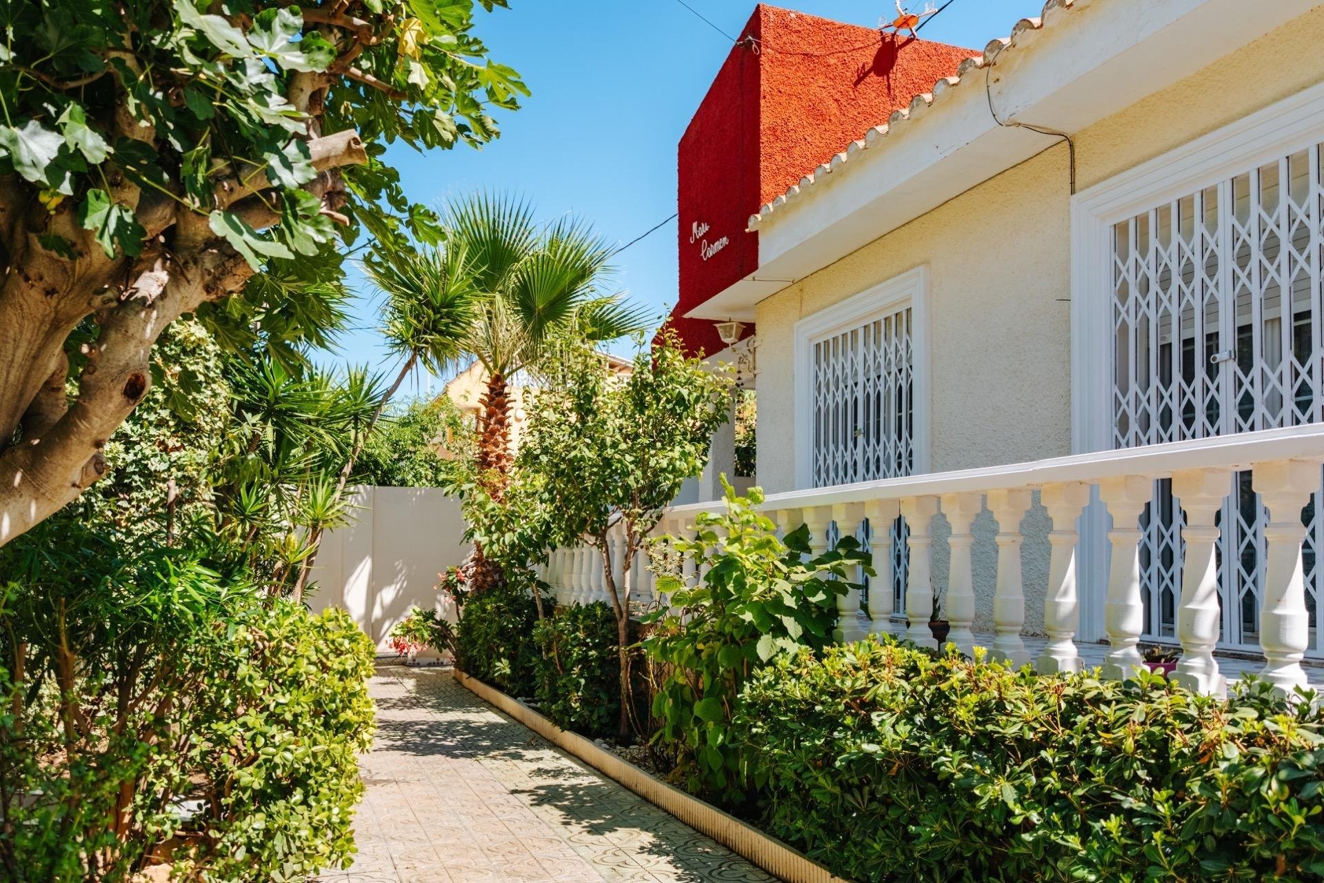 Resale - Villa * - Torrevieja *
