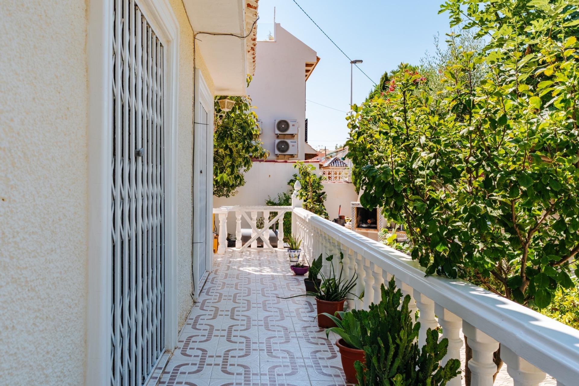 Resale - Villa * - Torrevieja *