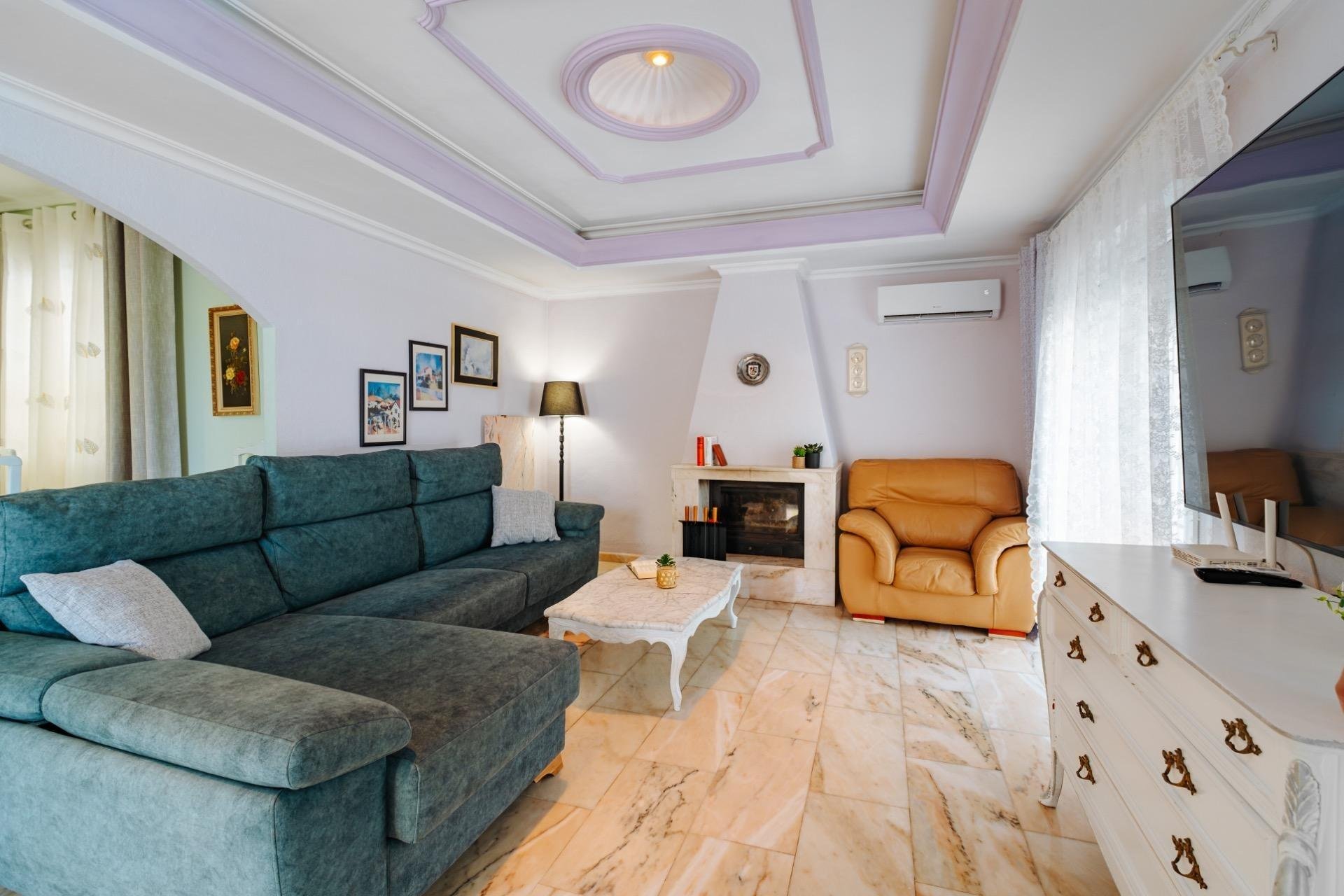 Resale - Villa * - Torrevieja *