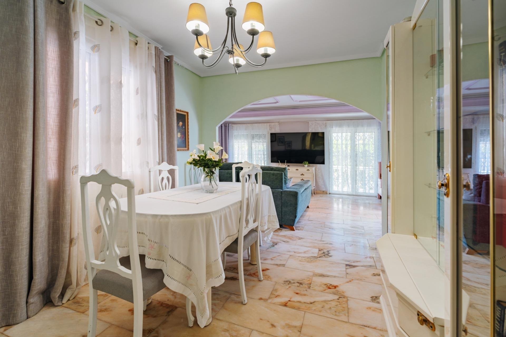 Resale - Villa * - Torrevieja *