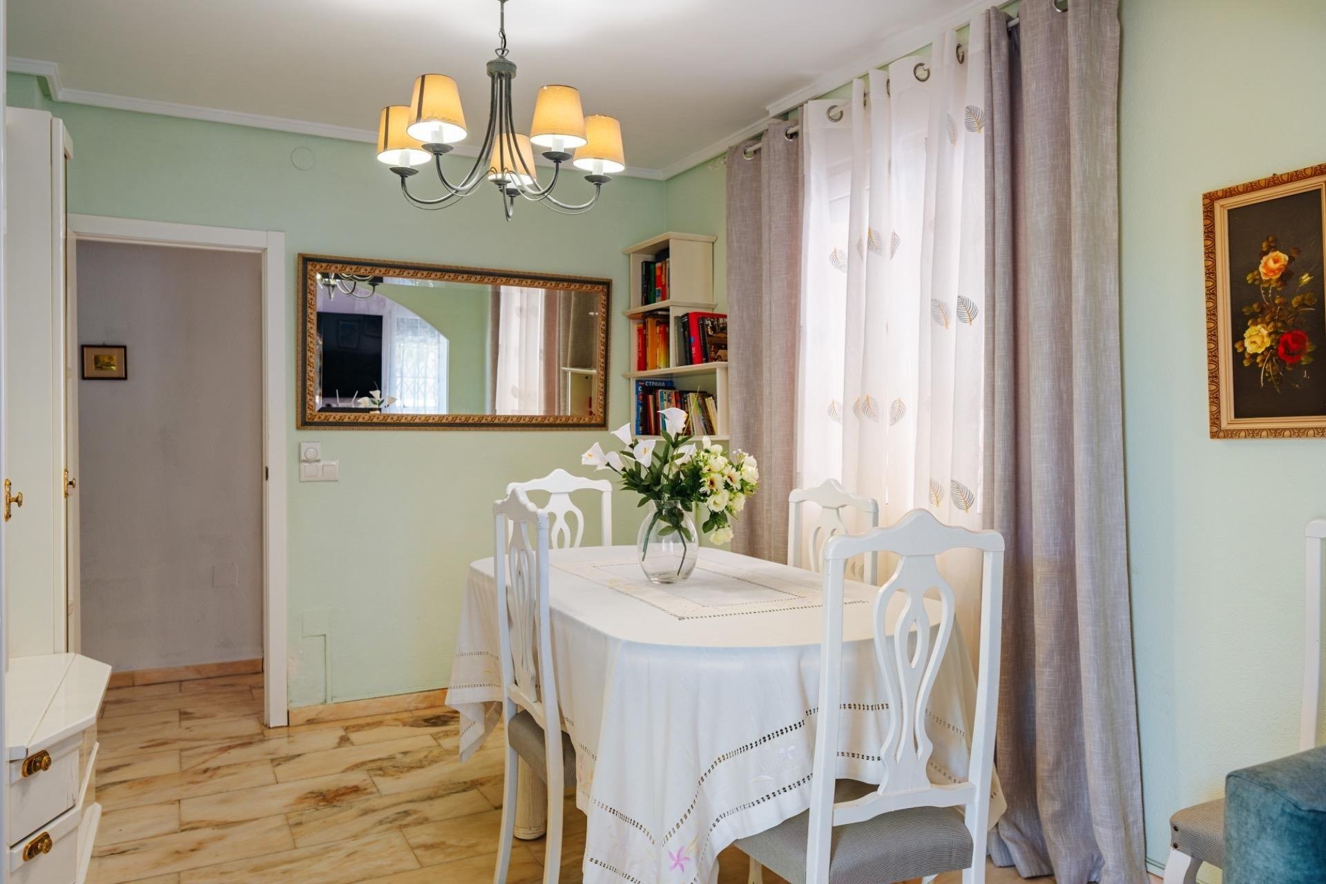 Resale - Villa * - Torrevieja *