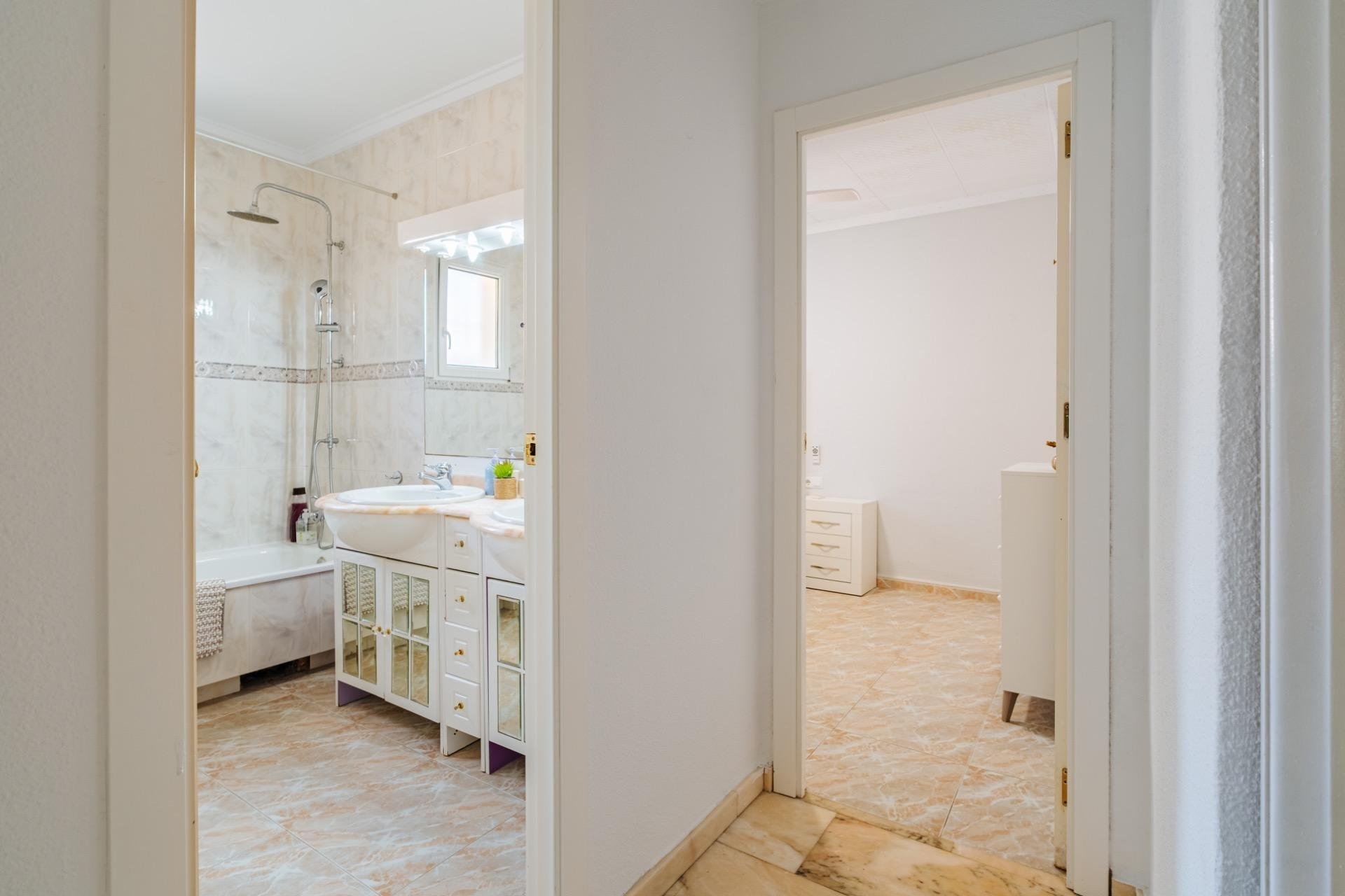 Resale - Villa * - Torrevieja *