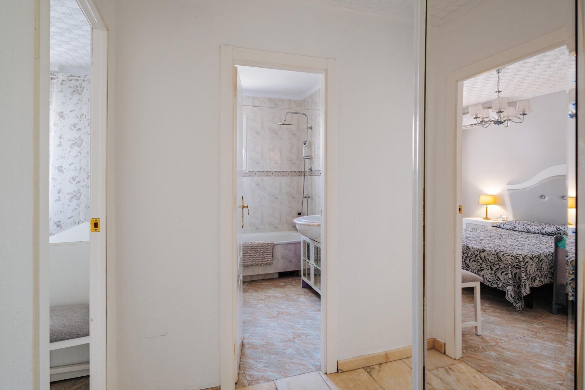 Resale - Villa * - Torrevieja *