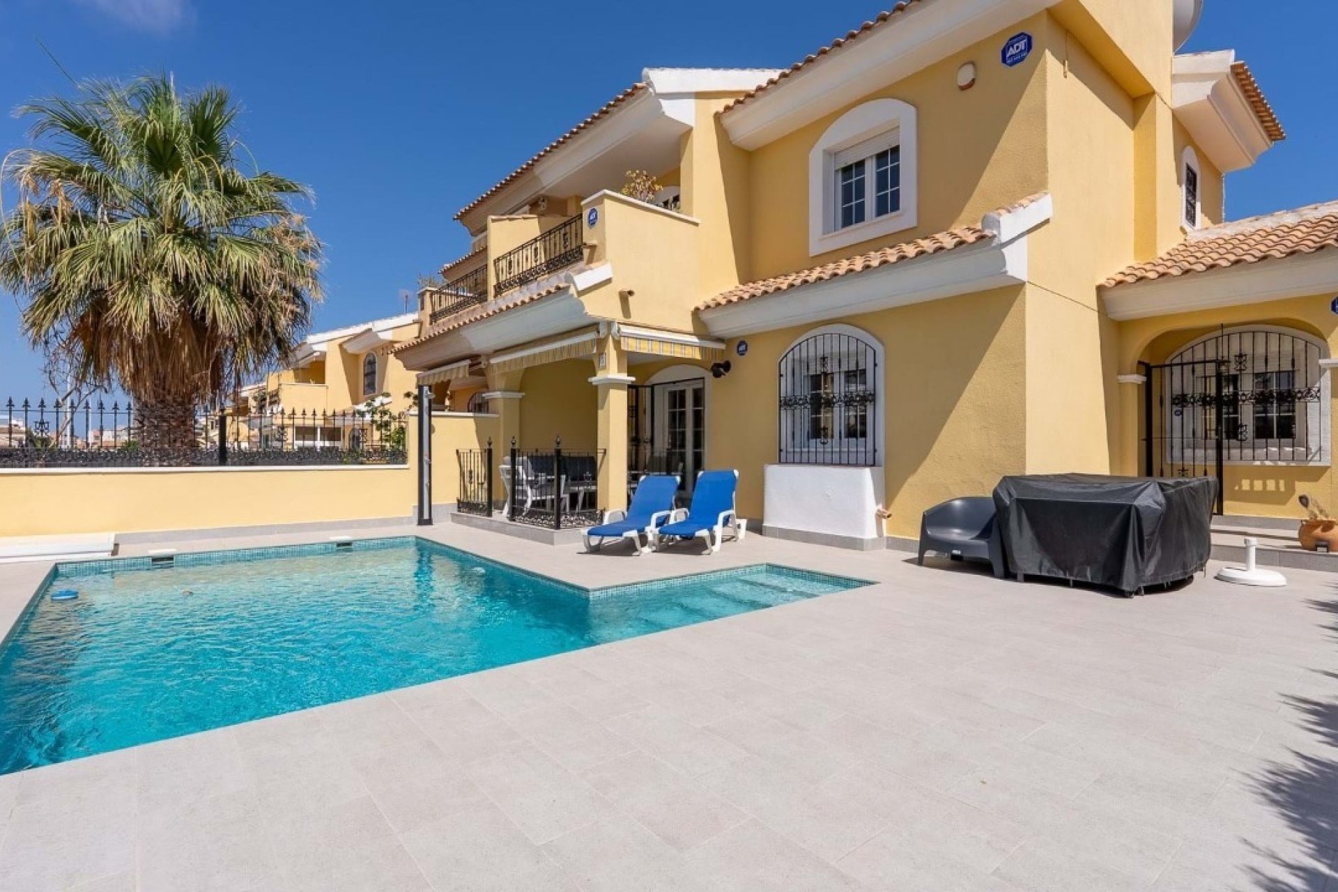 Resale - Villa * - Villamartin - Los Dolses *
