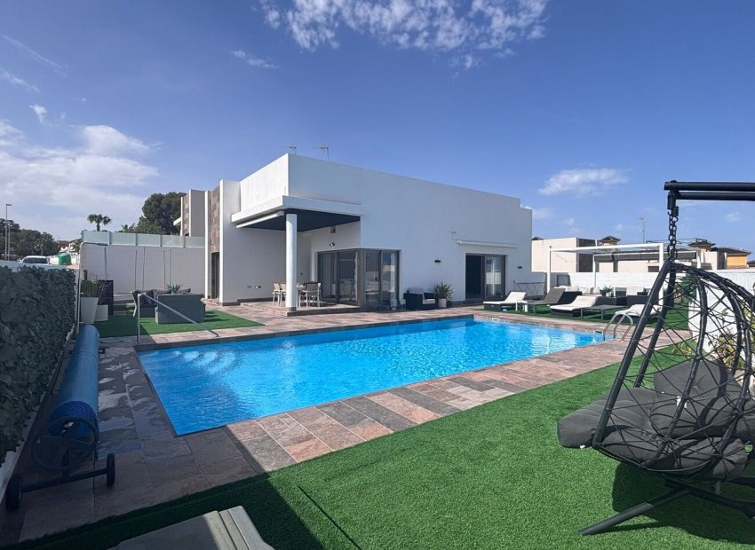 Resale - Villa * - Villamartin * - PAU 8 *