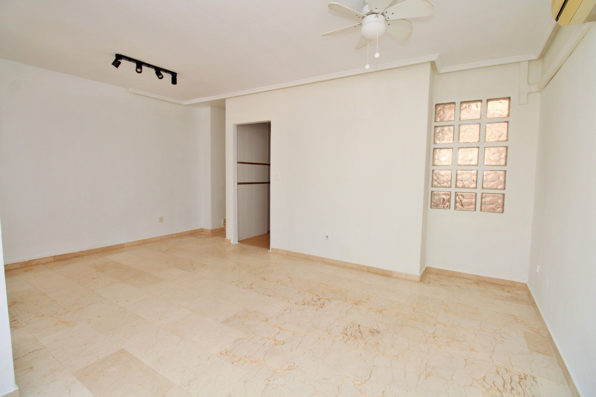 Reventa - Casa adosada - Villamartin - Villamartín