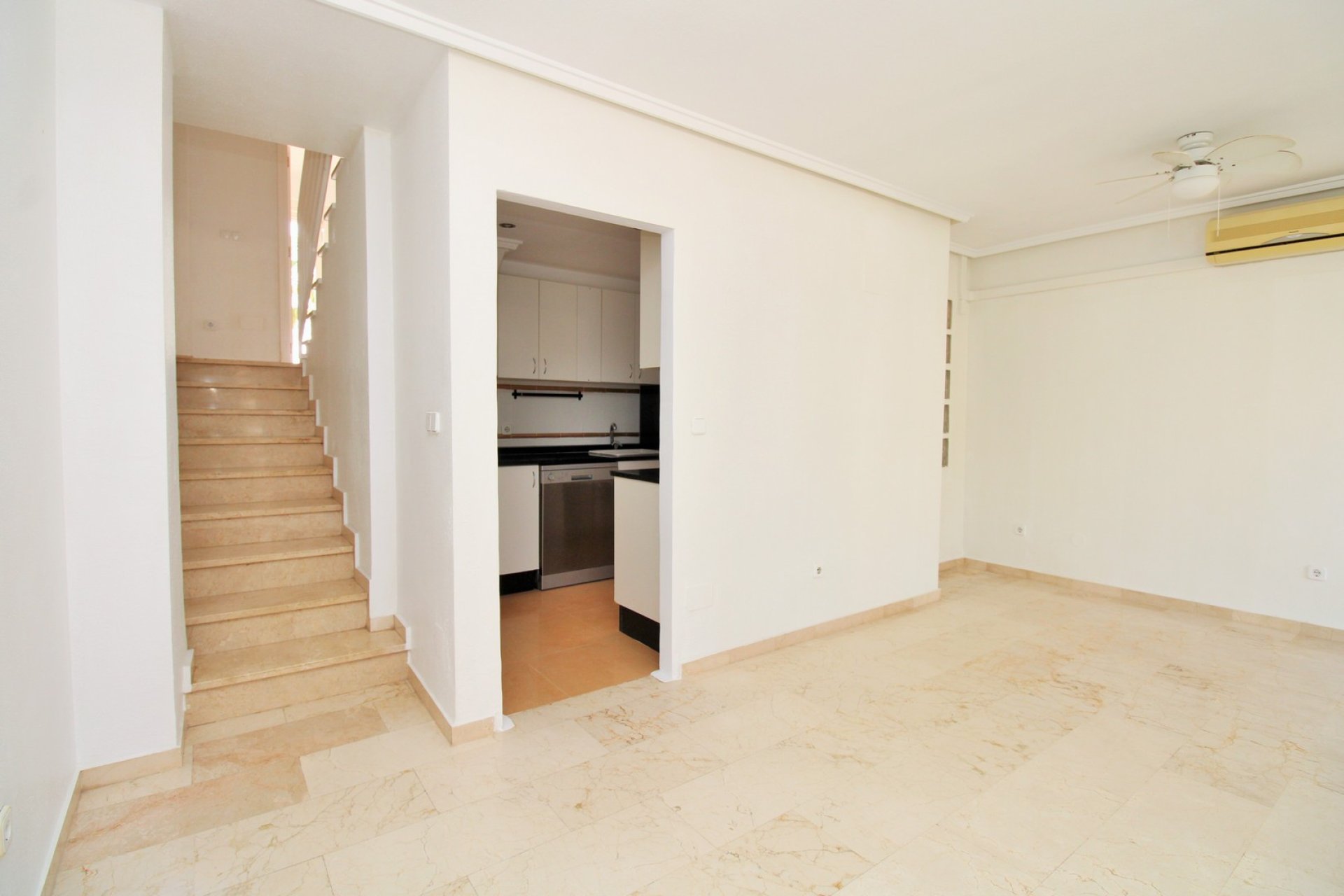 Reventa - Casa adosada - Villamartin - Villamartín