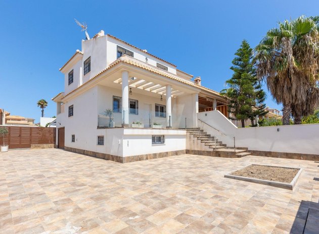 Villa - Herverkoop - Torrevieja - Aguas Nuevas