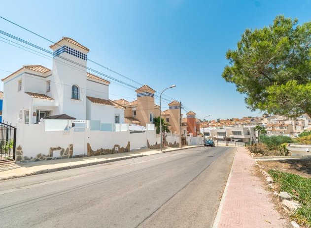 Villa * - Resale - San Miguel de Salinas * - Las Filipinas *