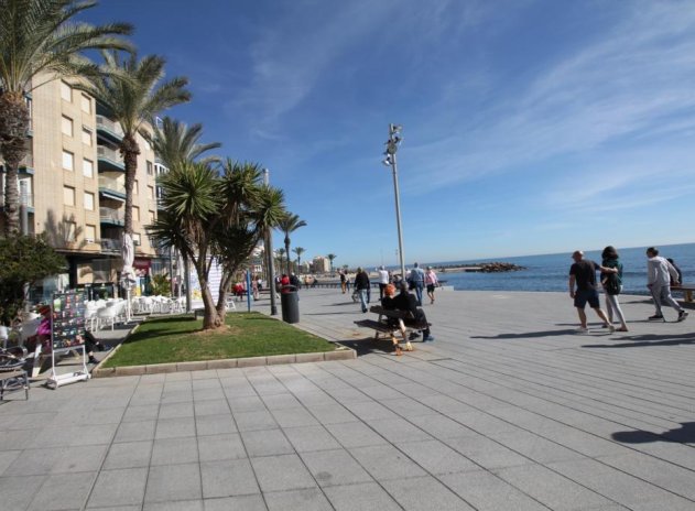 Resale - Apartment / flat - Torrevieja - Paseo maritimo