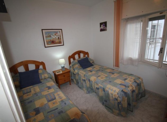 Resale - Apartment / flat - Torrevieja - Paseo maritimo