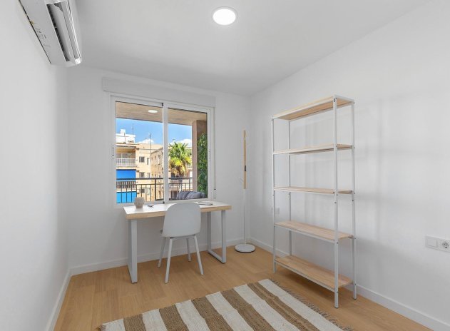 Herverkoop - Appartement / flat - Torrevieja - Playa de los Naufragos