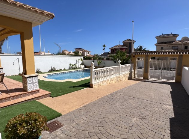 Wiederverkauf - Villa - Orihuela Costa - La Zenia