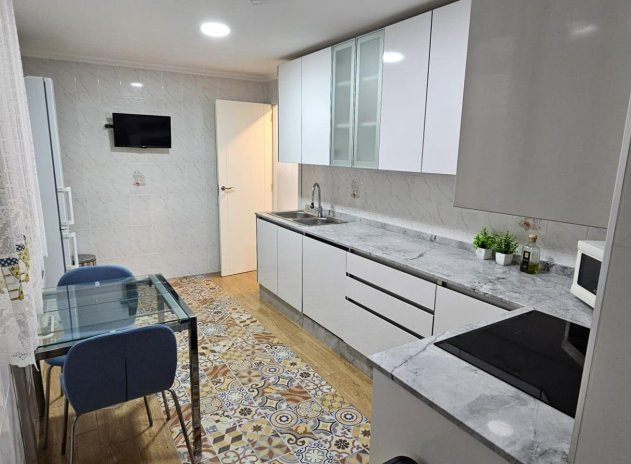 Resale - Apartment / flat - Torrevieja - Paseo maritimo