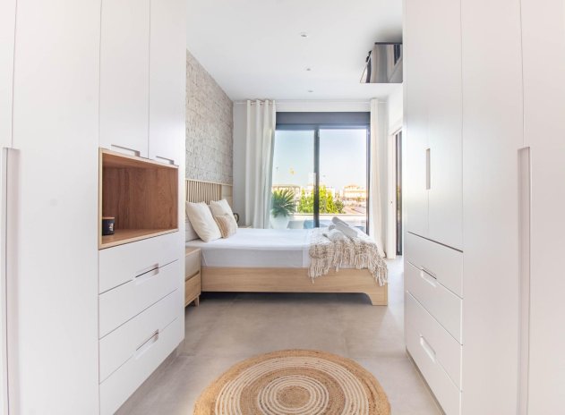 Herverkoop - Rijwoning - Santiago de la Ribera - zona san blas