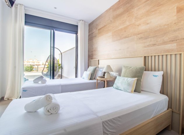 Herverkoop - Rijwoning - Santiago de la Ribera - zona san blas